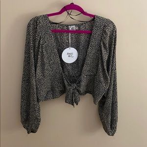 Black and white pattern long sleeve crop top